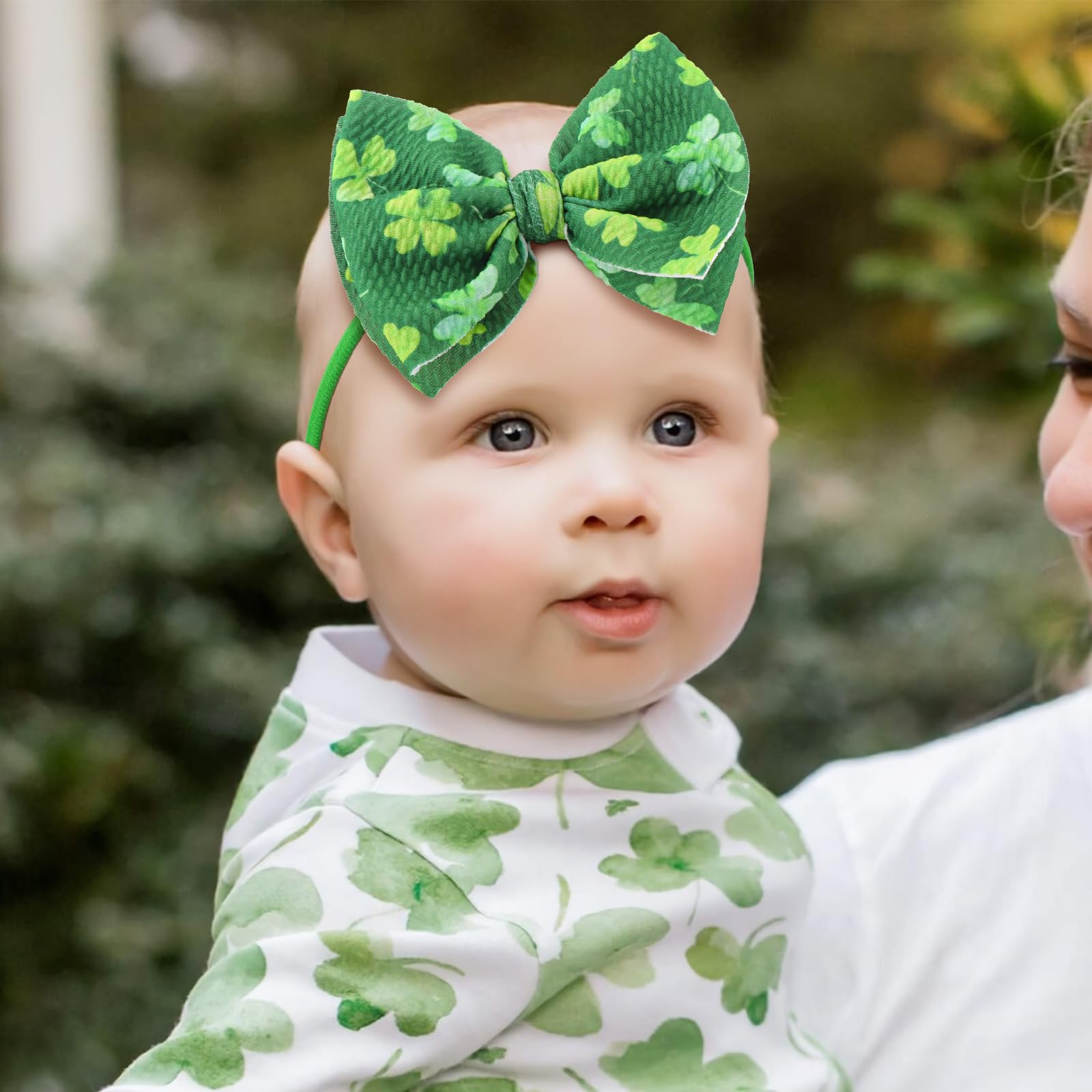YanJie shamrock-printed headband creates festive, photogenic baby looks.