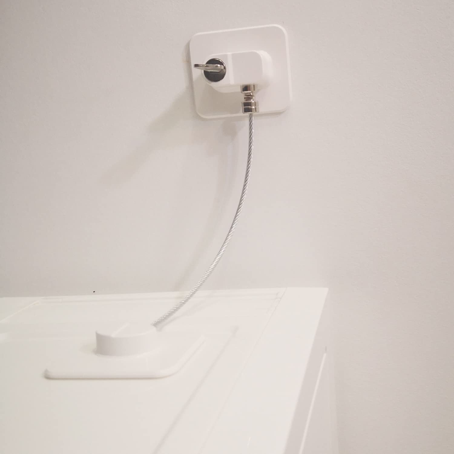 YEYA one-hand operation for quick lock and release
