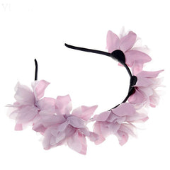 Yheahin elastic band headband provides a secure, comfortable fit.
