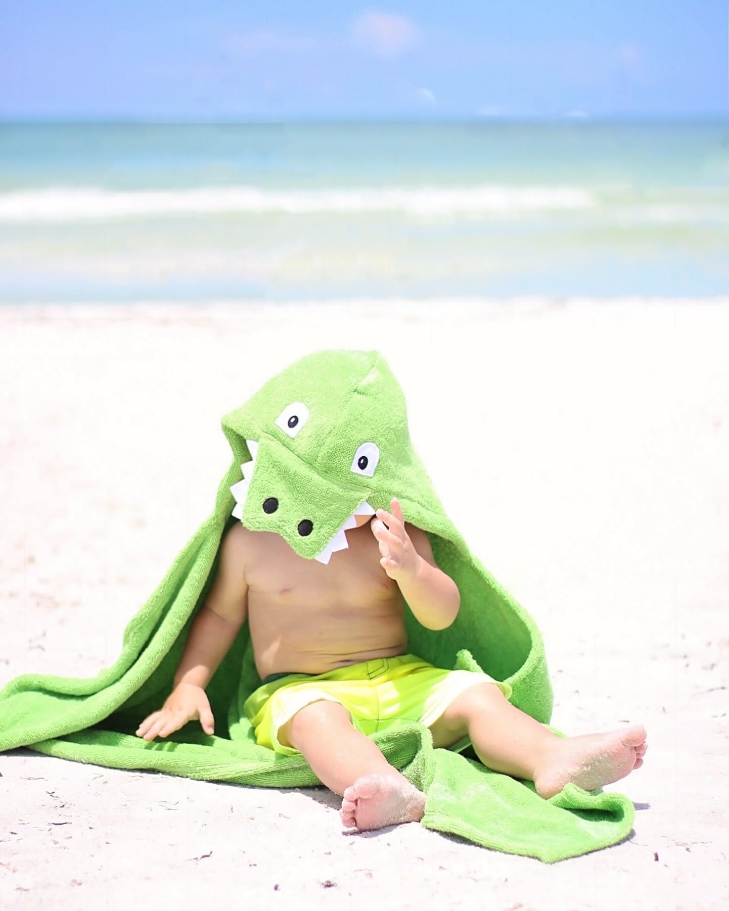 Pockets allow little hands to close the towel like a bathrobe.