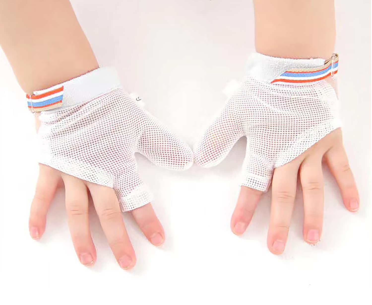 YILIUJIU thumb sucking stop gloves worn on a child hand, breathable and comfortable.