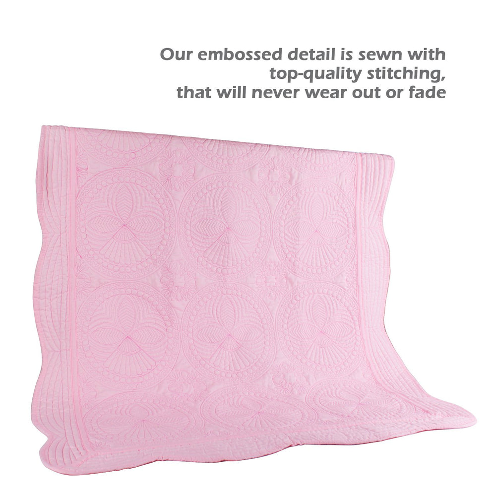 YIQIGO baby quilt in crib pink offers gentle warmth.
