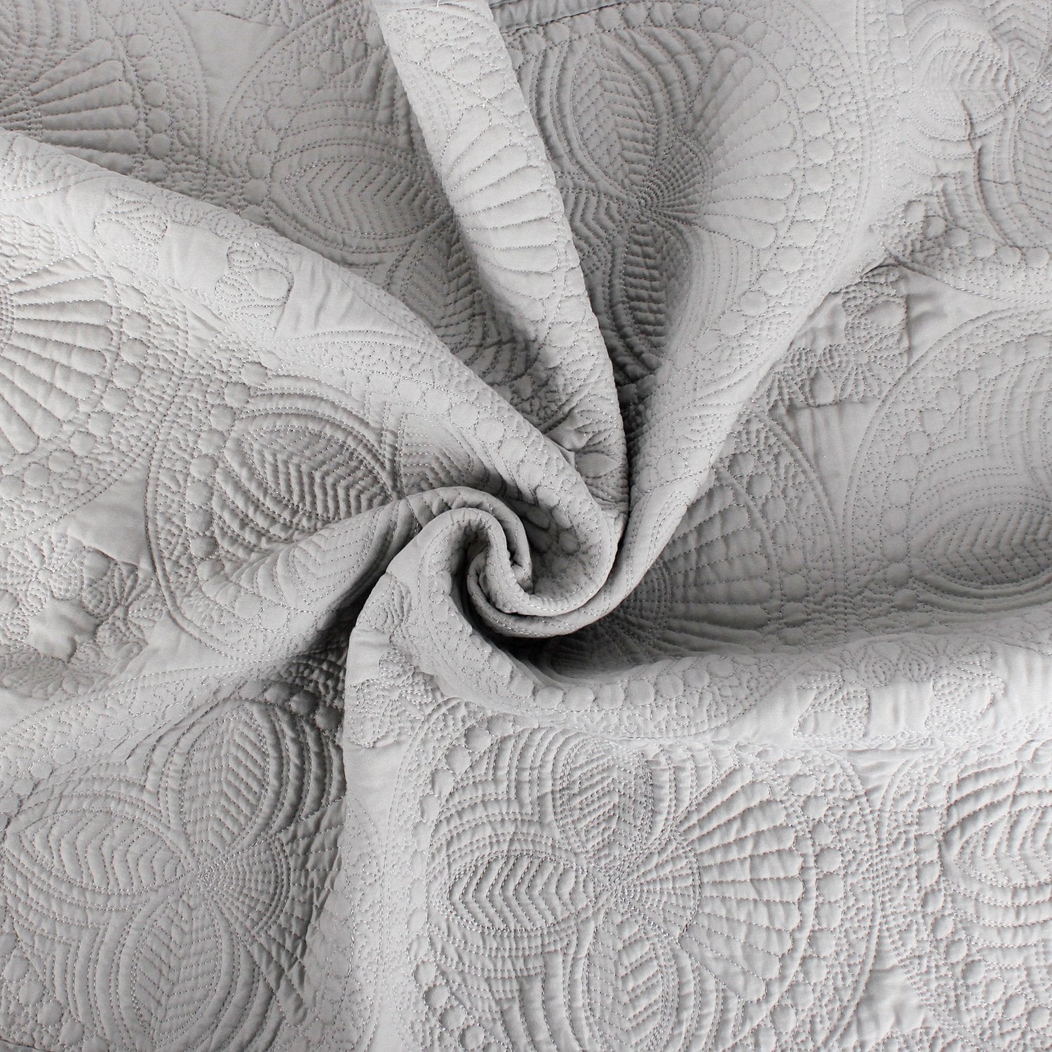 YIQIGO quilt with high-quality stitching and embossed detail stands up to wear.