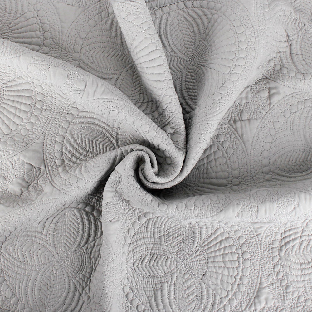 YIQIGO quilt with high-quality stitching and embossed detail stands up to wear.