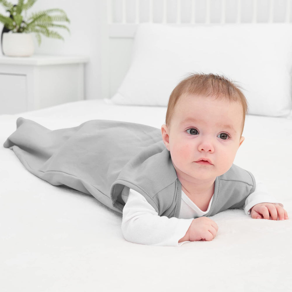 Yoofoss interior zipper guard protects baby's skin during changes.