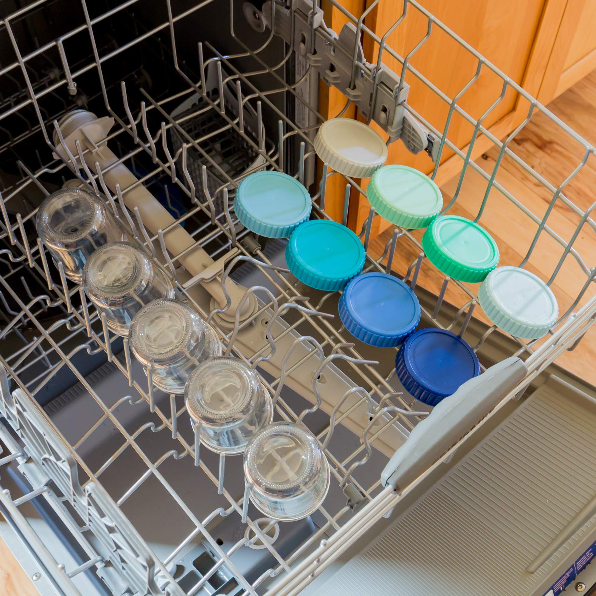 Youngever dishwasher-safe glass baby food container for easy cleaning.