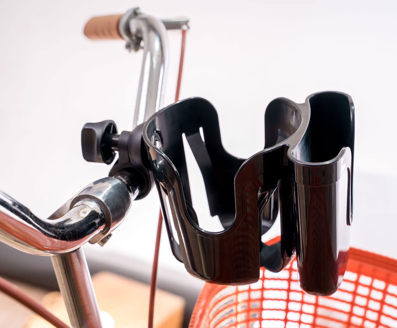 Yoyoapple flexible flaps accommodate different cup sizes to prevent spills