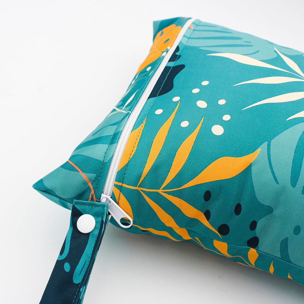 Bag folds flat and dries quickly after washing for easy use
