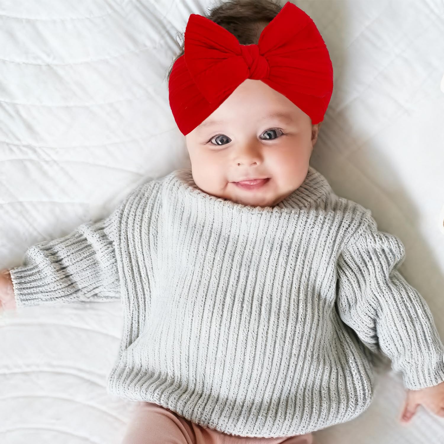 Outfit pairing with red, white, and green bows for adorable daily moments.