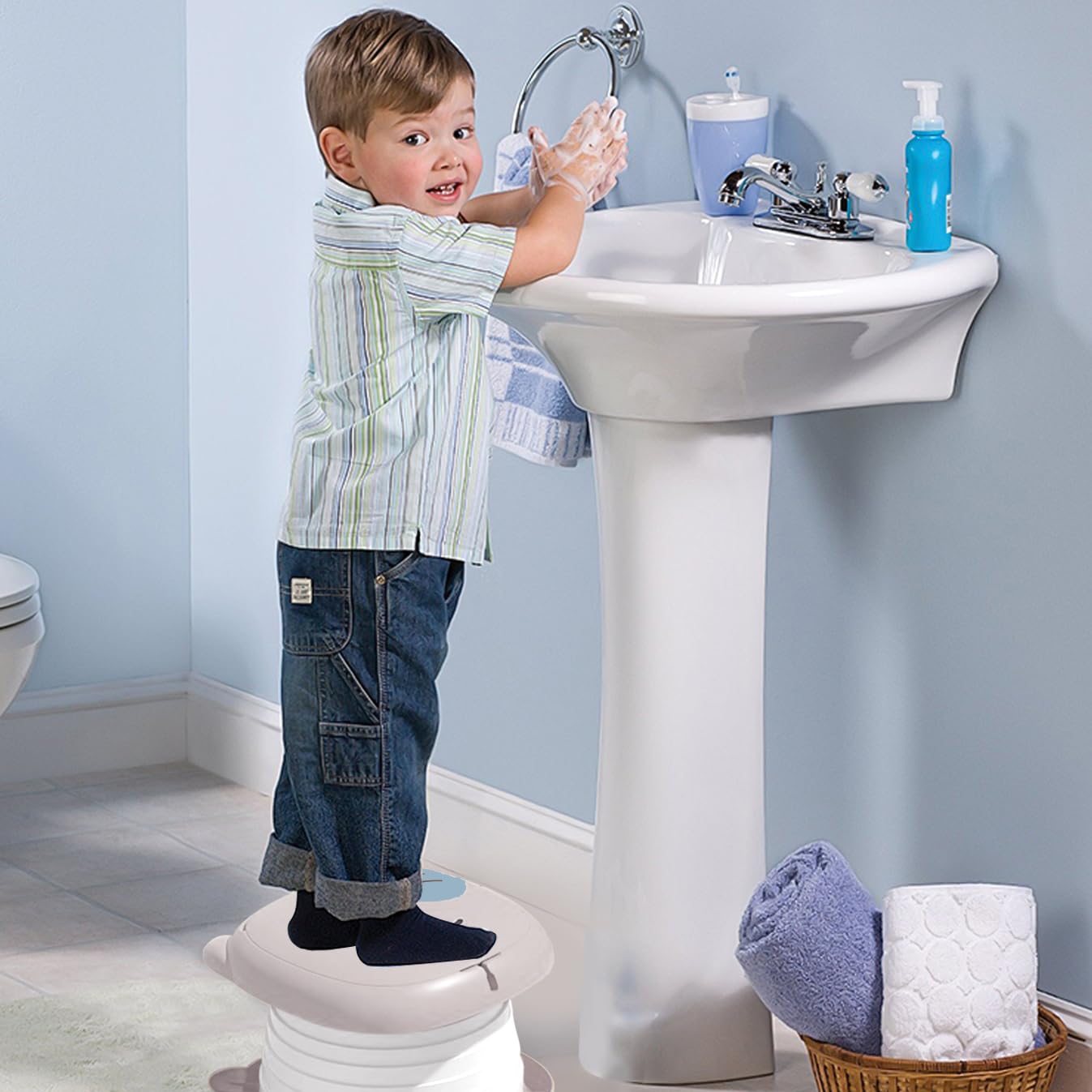 YZNlife travel potty is designed for camping and family trips.