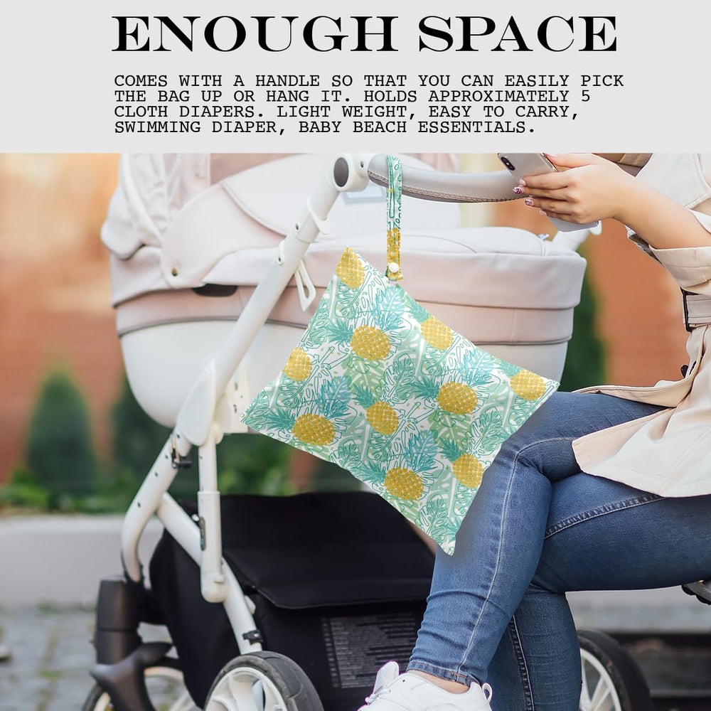 Zcyxuuw wet bag features a sturdy handle for easy carrying.
