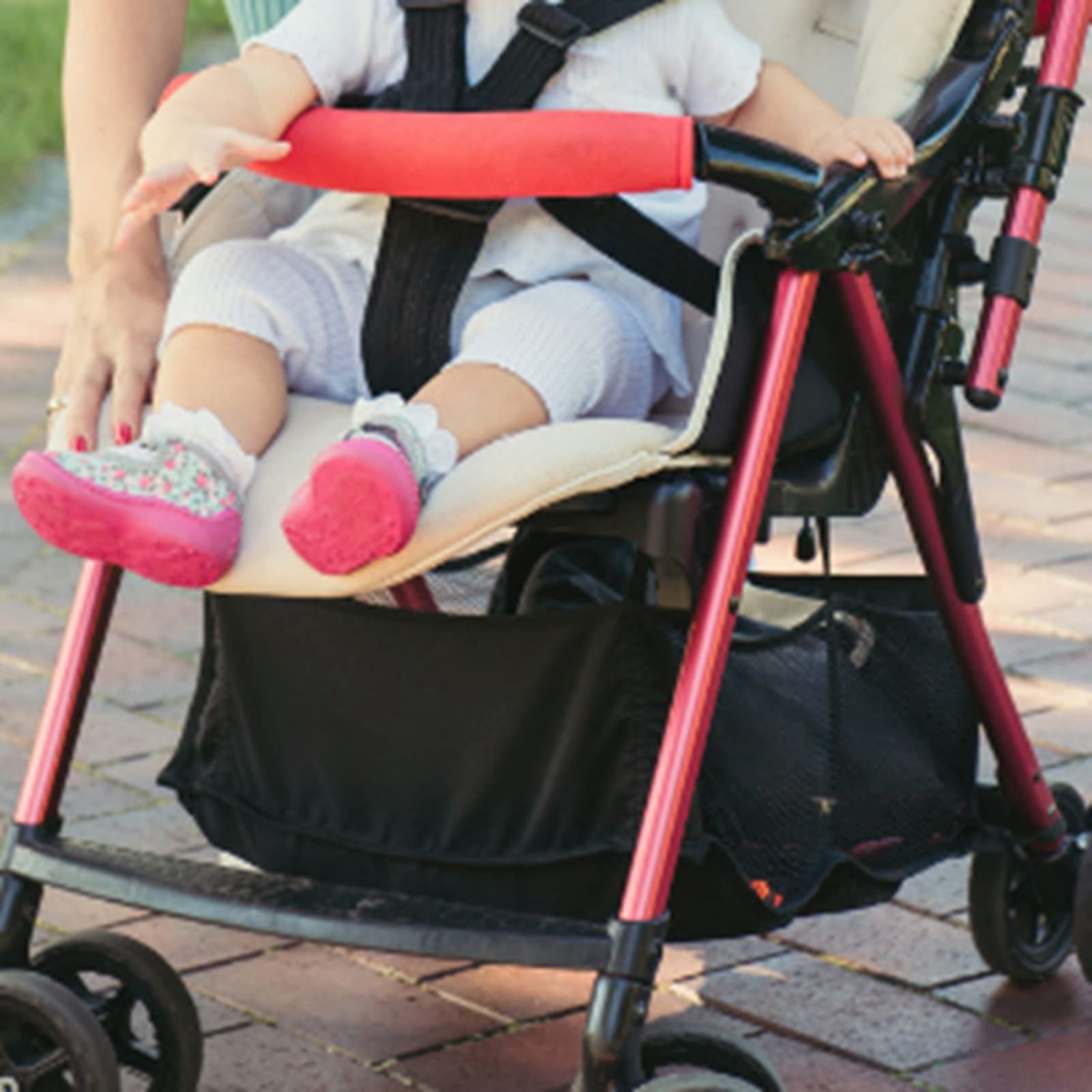 Zerodis attaches securely to most strollers for quick setup