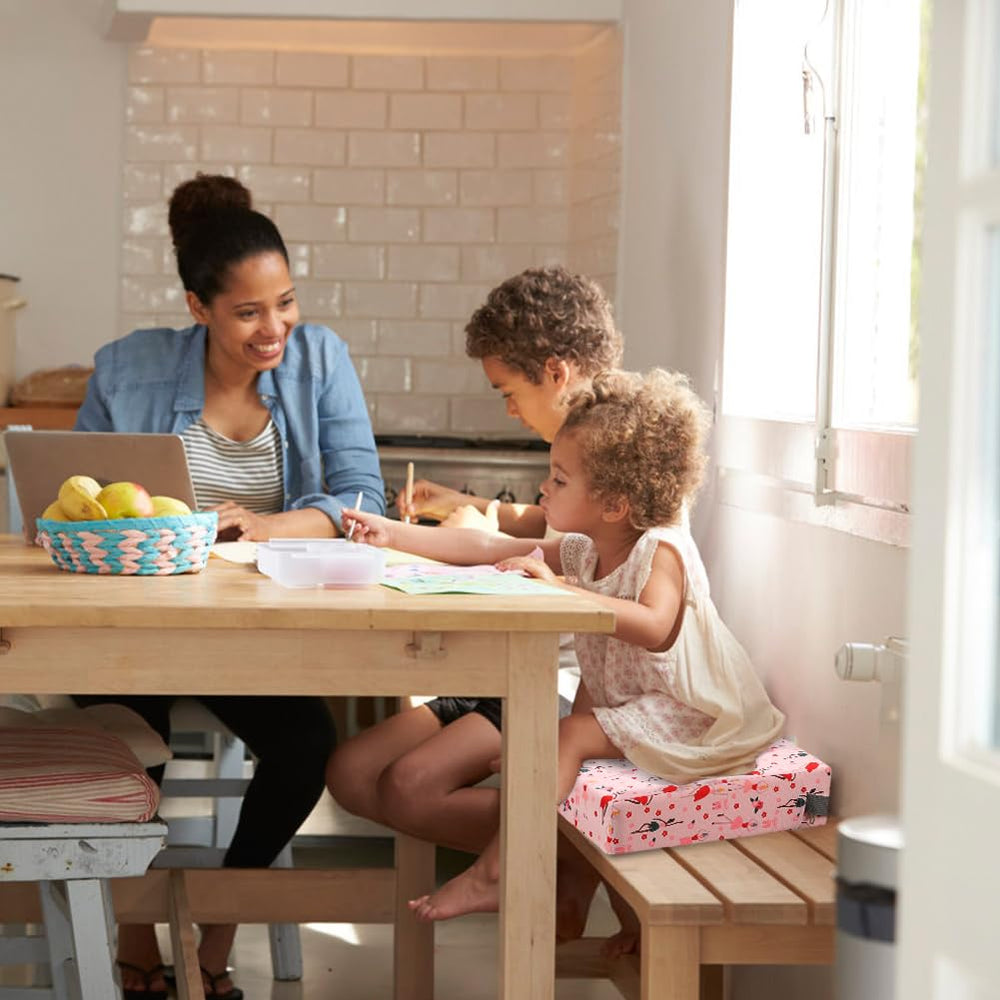 Zicac double-strap attachment prevents slipping during meals.