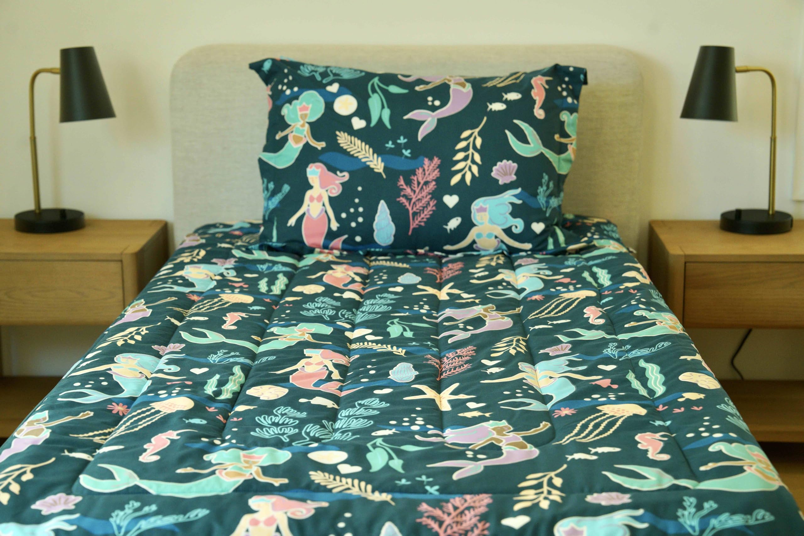 Zipit Bedding side pockets image shows convenient storage during sleepovers