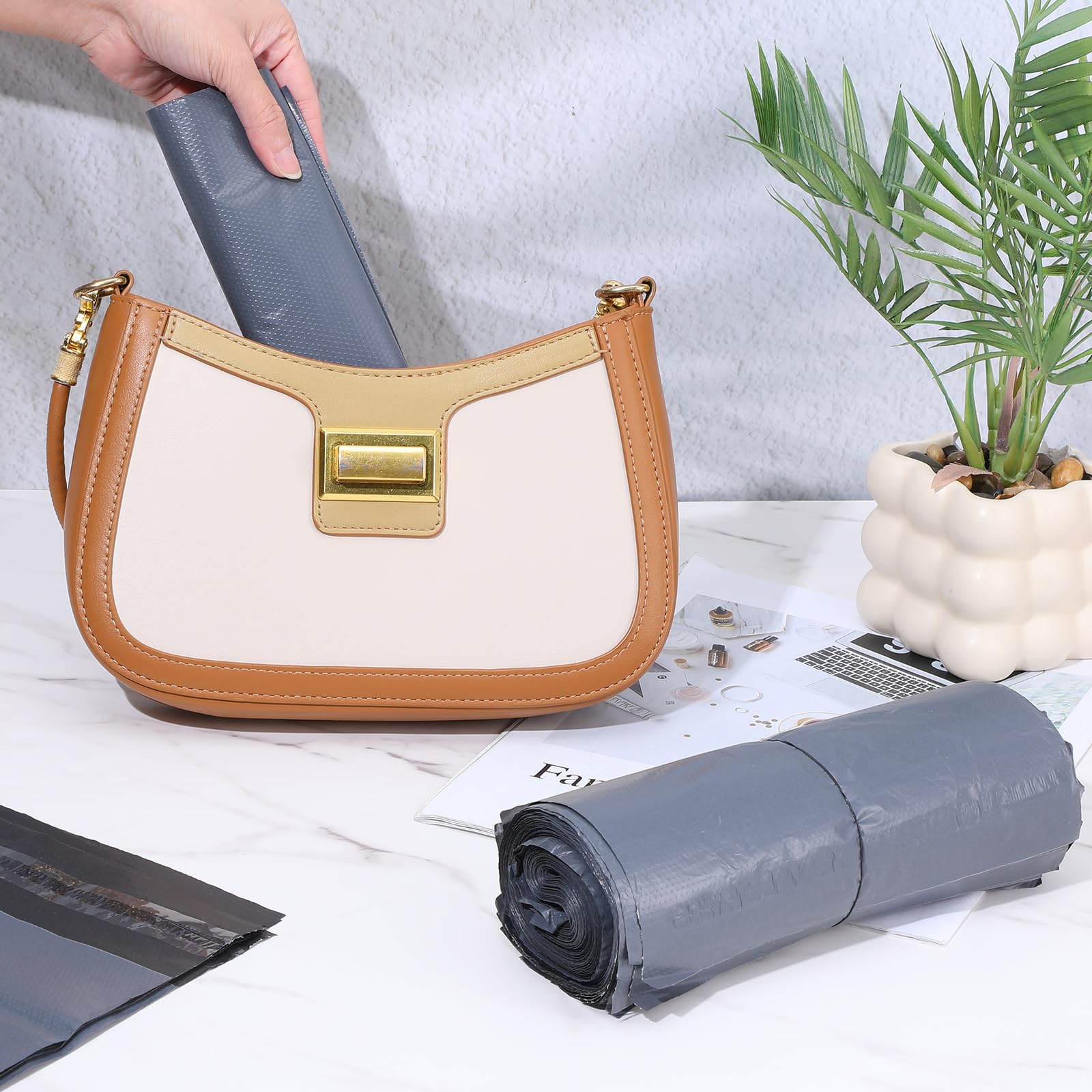 Zisiueel durable plastic construction provides strong, tear-resistant bags.