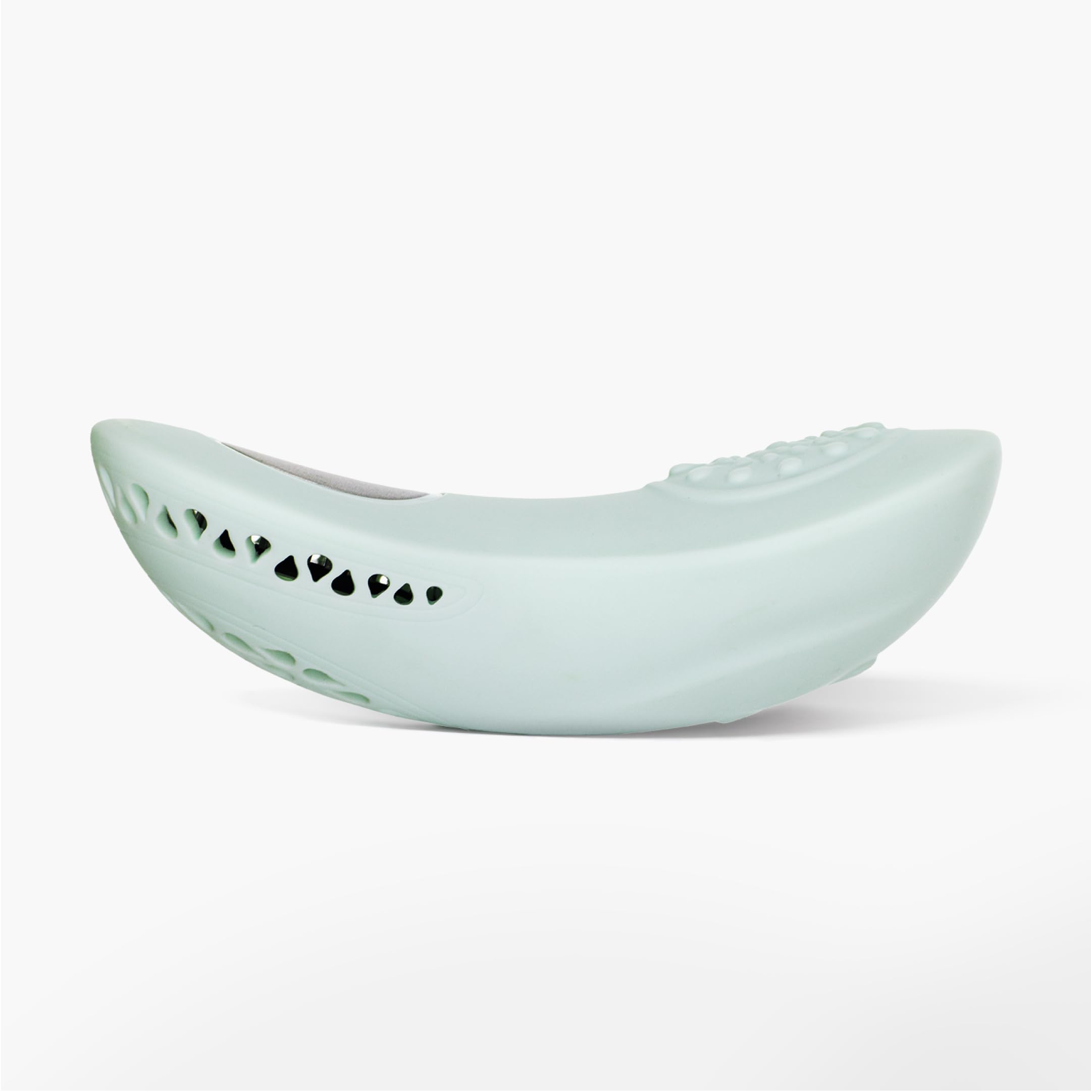Zomee ergonomic fit contours to varying breast shapes during use.