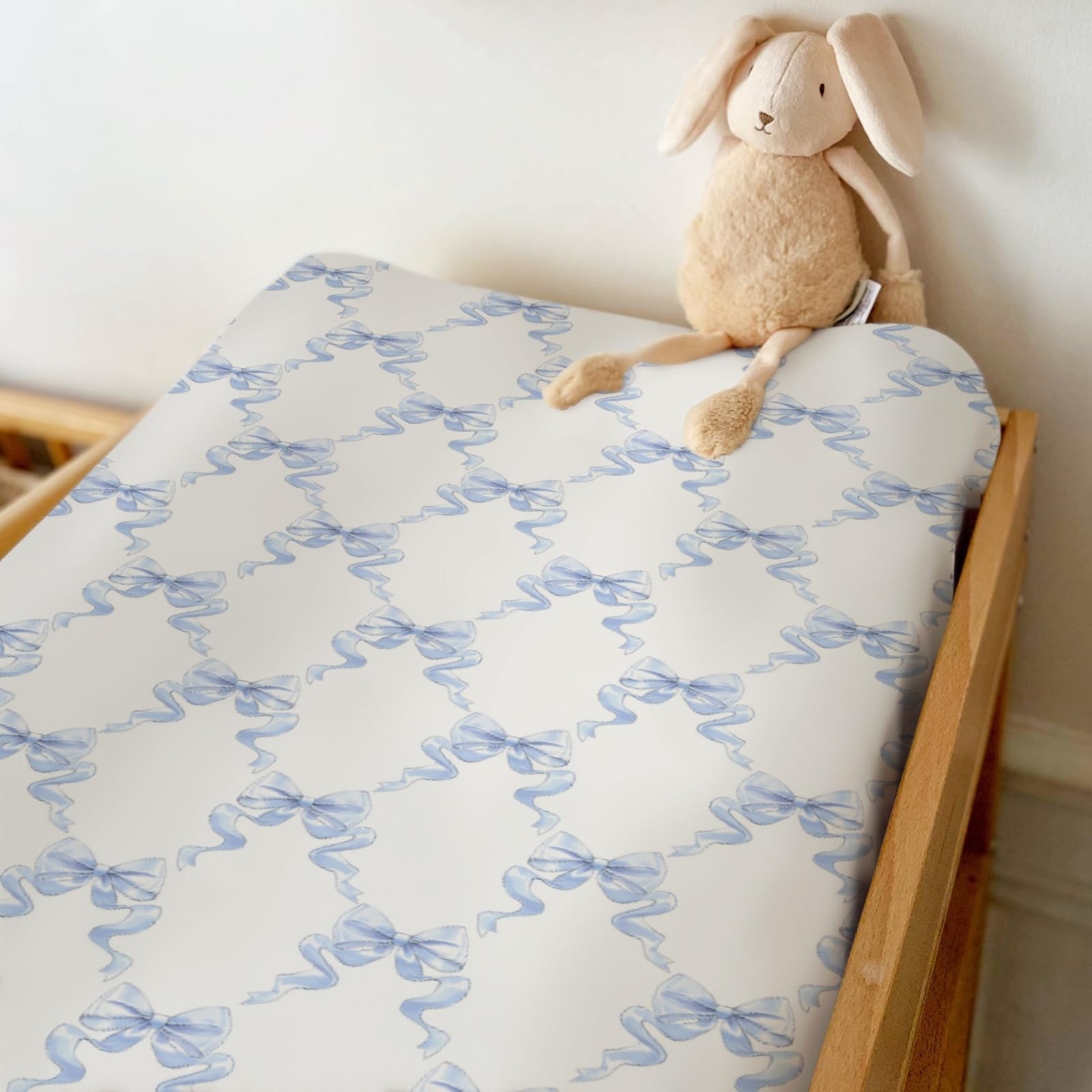 ZoUbqchY elastic-edged cover stays snug during quick diaper changes.