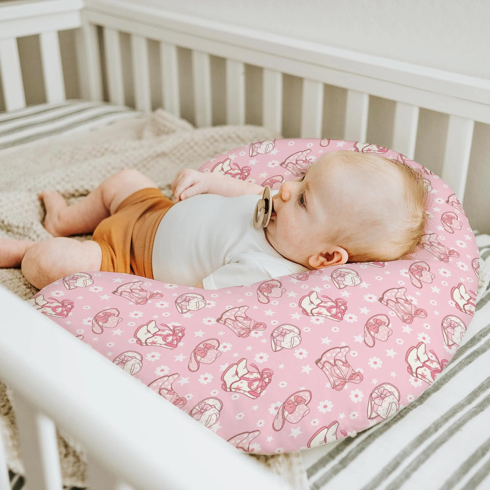 ZoUbqchY coordinated nursery setting with matching blanket and rug.
