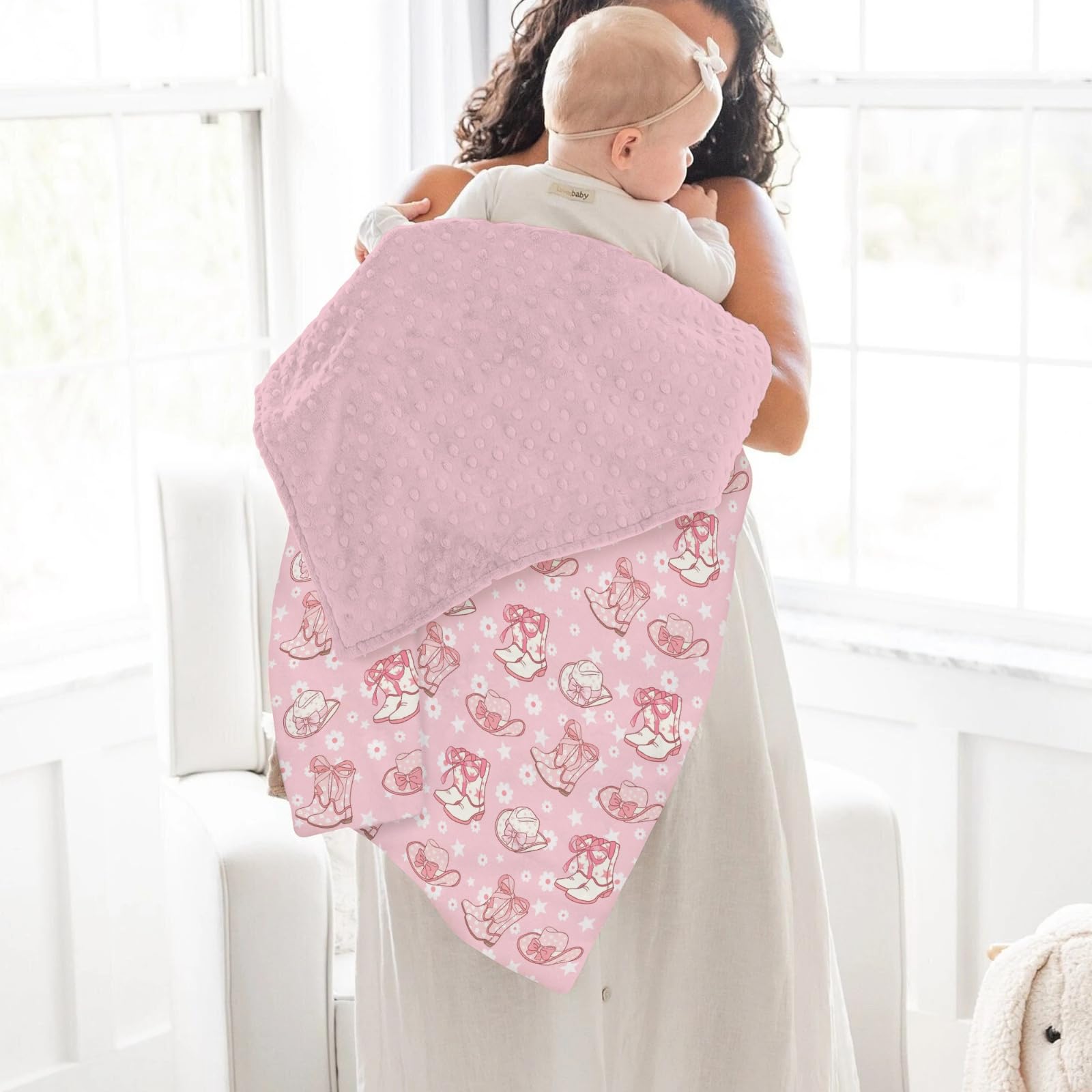ZoUbqchY double-layer blanket provides breathable warmth for year-round comfort.