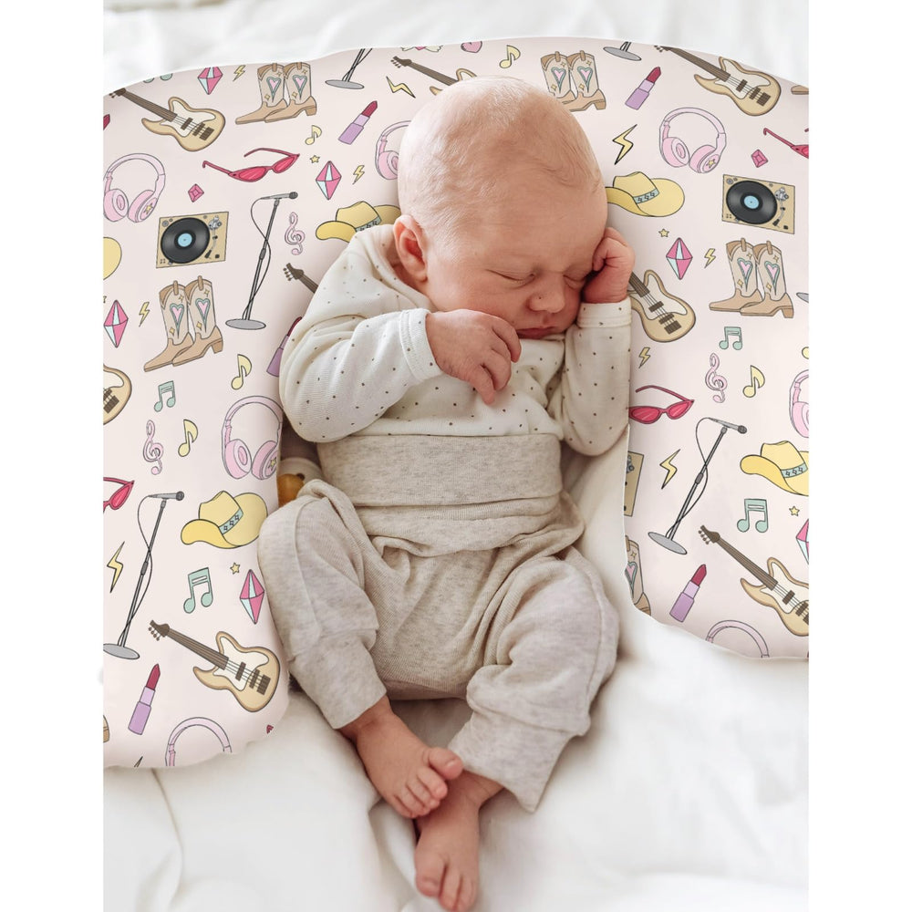 ZoUbqchY removable zippered cover simplifies washing after messier feedings.