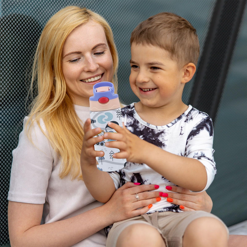 ZREGGUR spill-proof lid demonstrated during active play and travel.